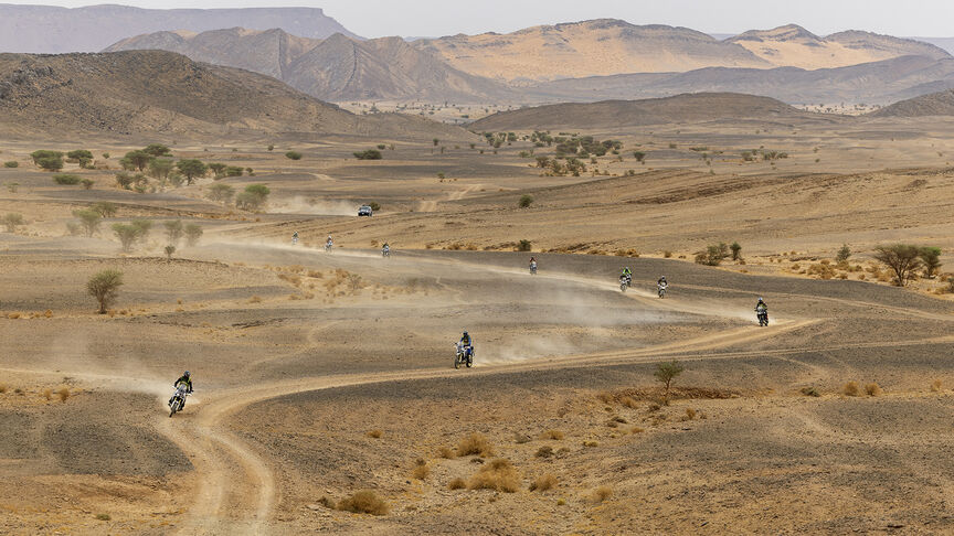 Marokkanische Landschaft mit Honda Adventure-Fahrern auf der Straße.
