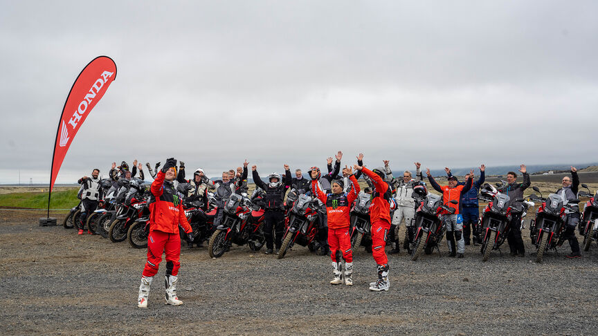 Marokkanische Landschaft mit Honda Adventure-Fahrern auf der Straße.