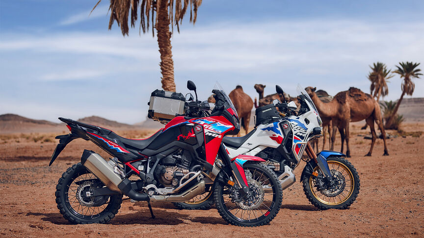 Marokkanische Landschaft mit Honda Adventure-Fahrern auf der Straße.