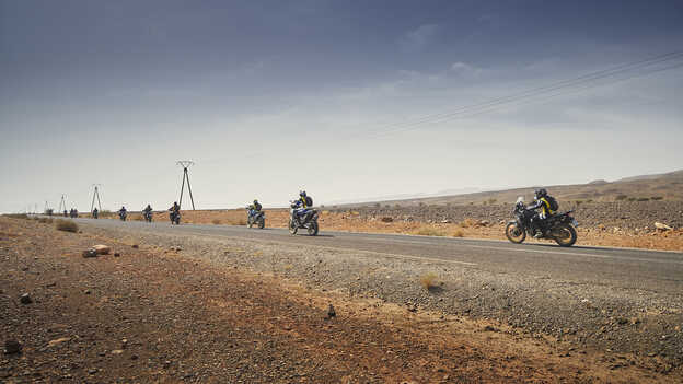 Honda Africa Twin-Fahrer auf einer asphaltierten Straße in Marokko.