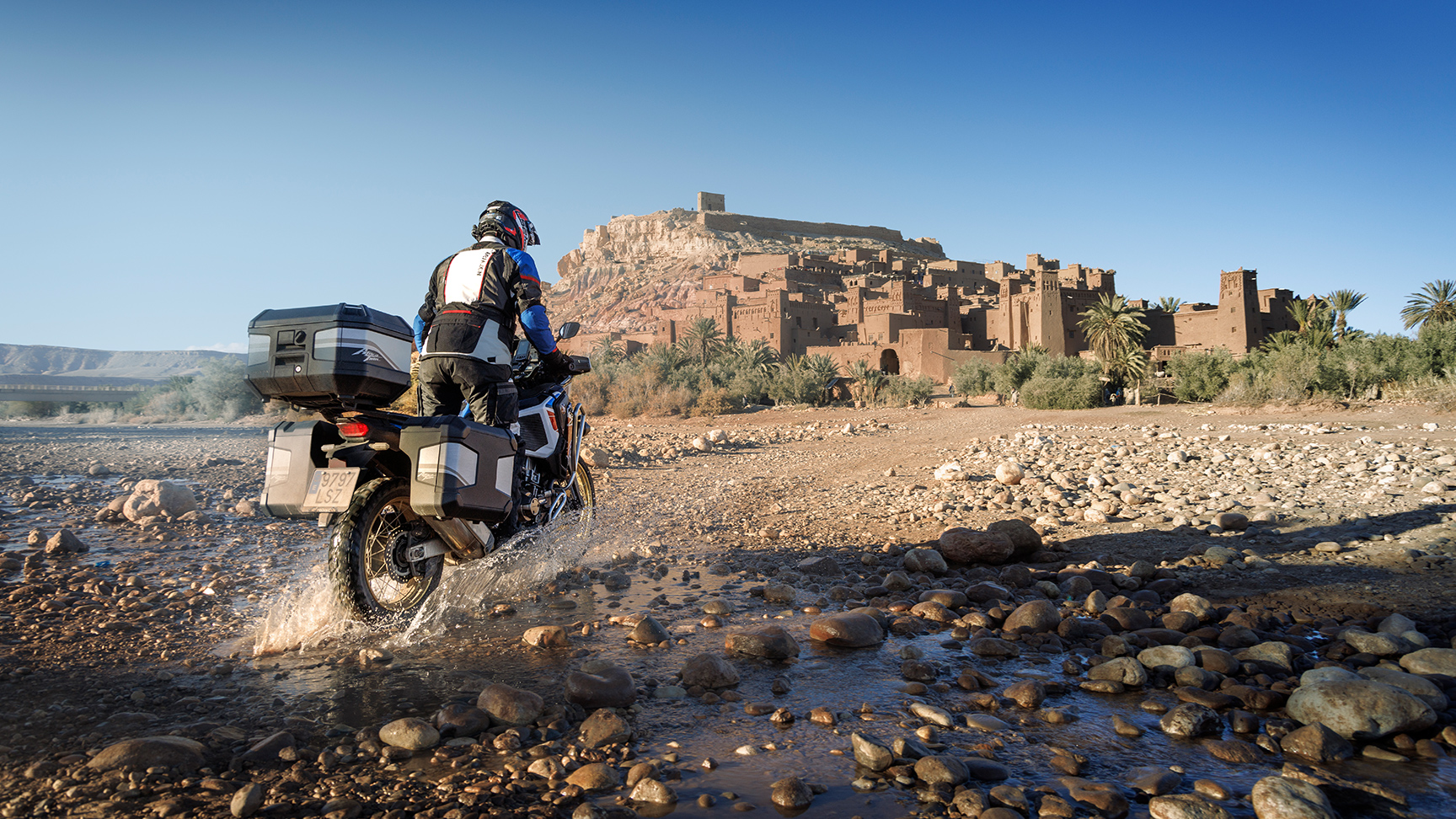 Fahrer einer CRF1100 ATAS mit Touring-Zubehör, Heckansicht.