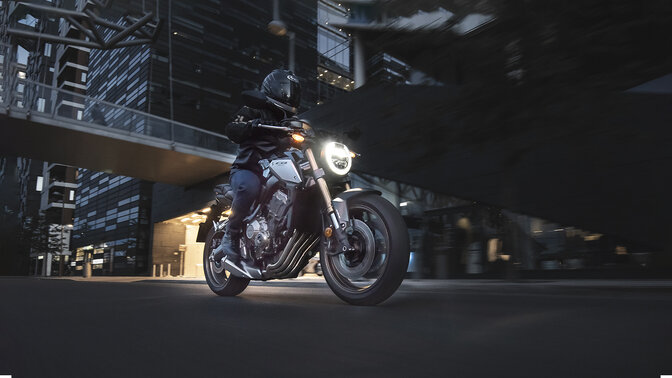 Honda CB650R, 3/4-Frontansicht von rechts, auf der Straße