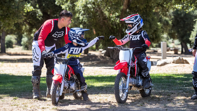 Honda CRF110F im Gelände mit jungen Fahrern