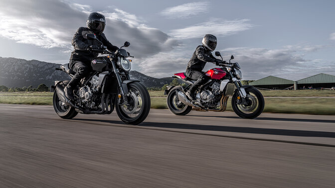 Honda C1000R mit Fahrern auf der Straße