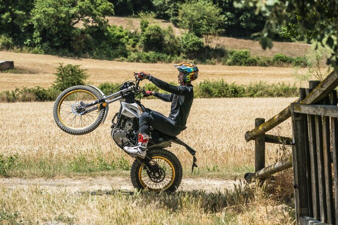 Toni Bou bei einem Stoppie