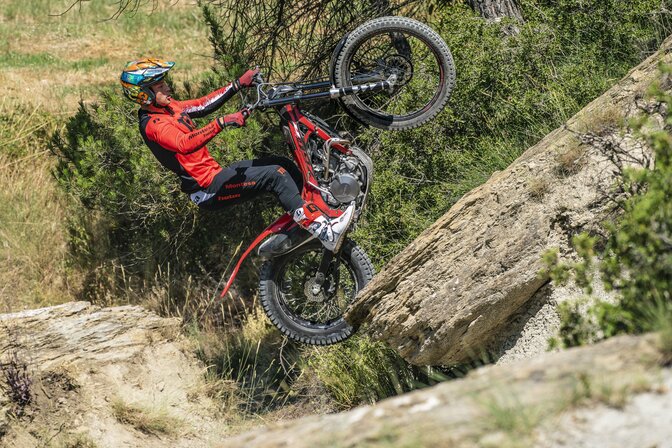 Toni Bou bei einem Stoppie