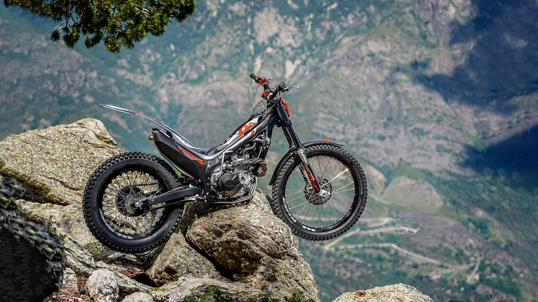 Seitenansicht Honda Montesa Cota 4RT 301RR auf Felsen, Ansicht von rechts.