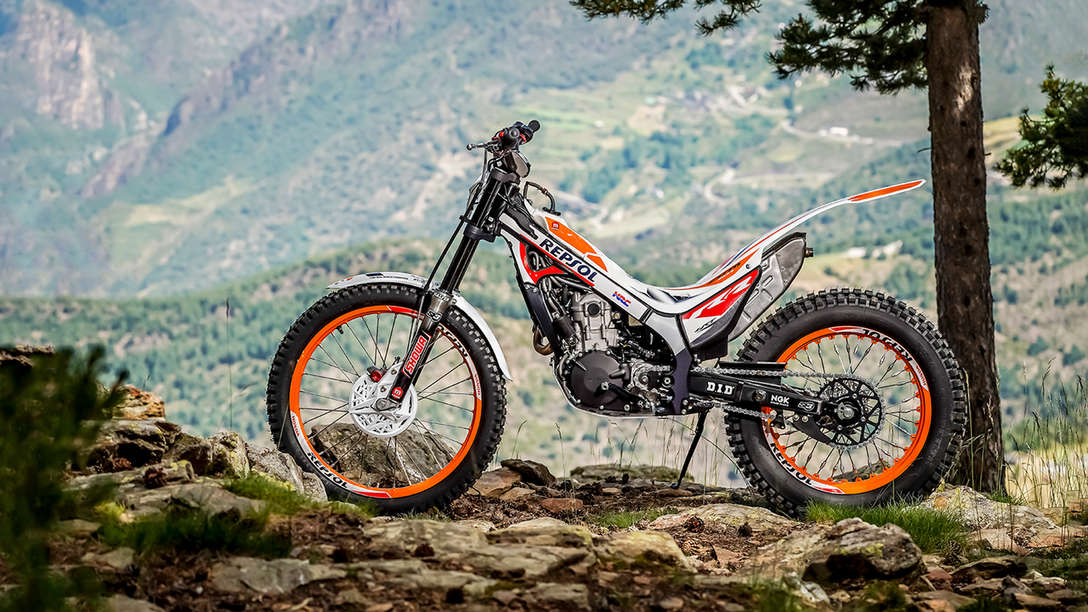 Honda Montesa Cota 4RT 301RR Race Replica von links in den Bergen