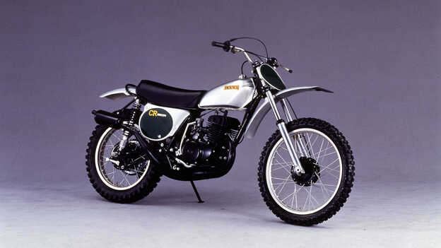 Honda CR250M Elsinore, Seitenansicht im Studio.