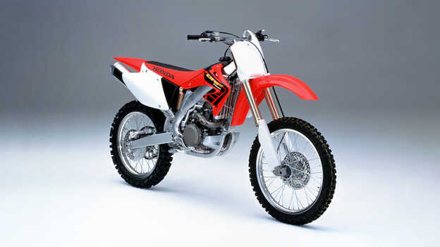 2002er Honda CRF450R, Seitenansicht im Studio.