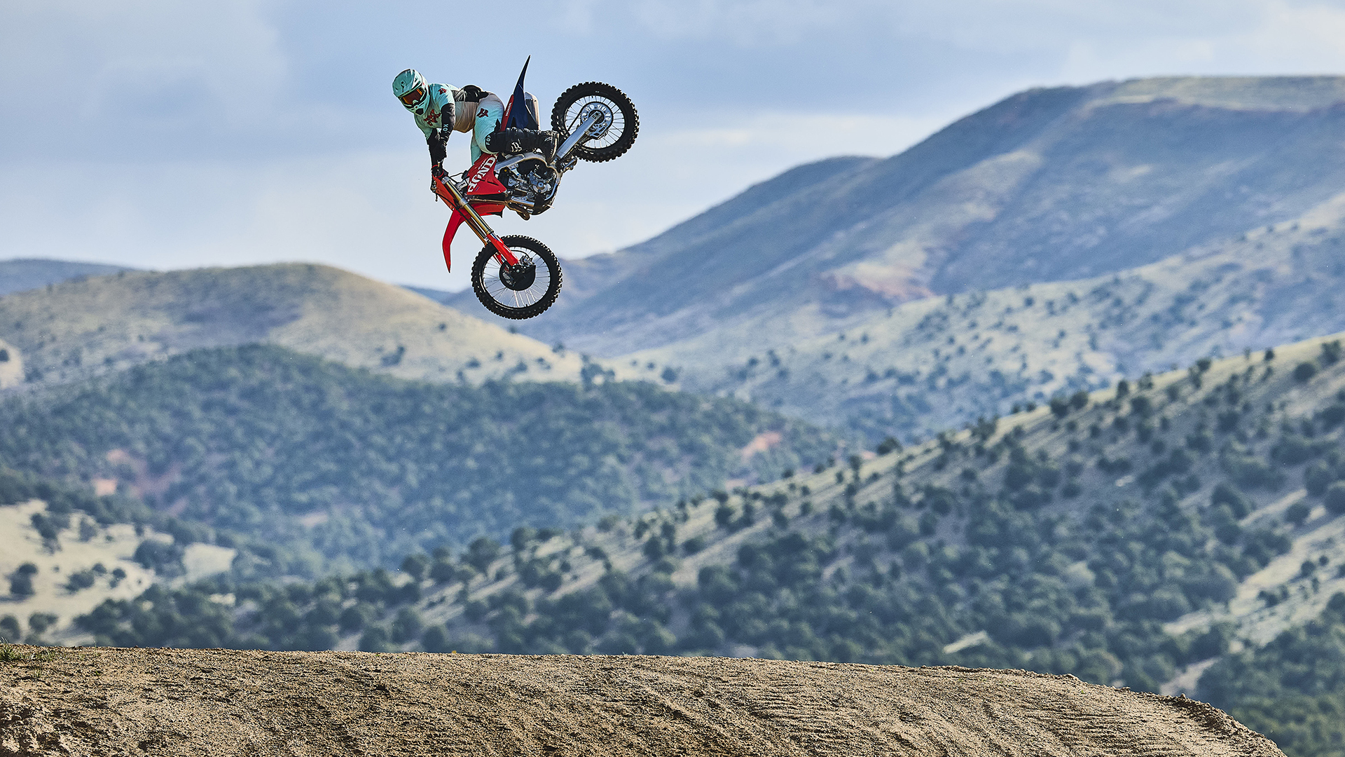 Honda CRF250R, Frontansicht in Bewegung mit Motocross-Fahrer auf der Strecke