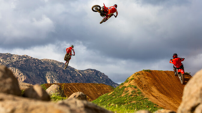 Honda CRF450R auf der Strecke mit Motorcross-Fahrer