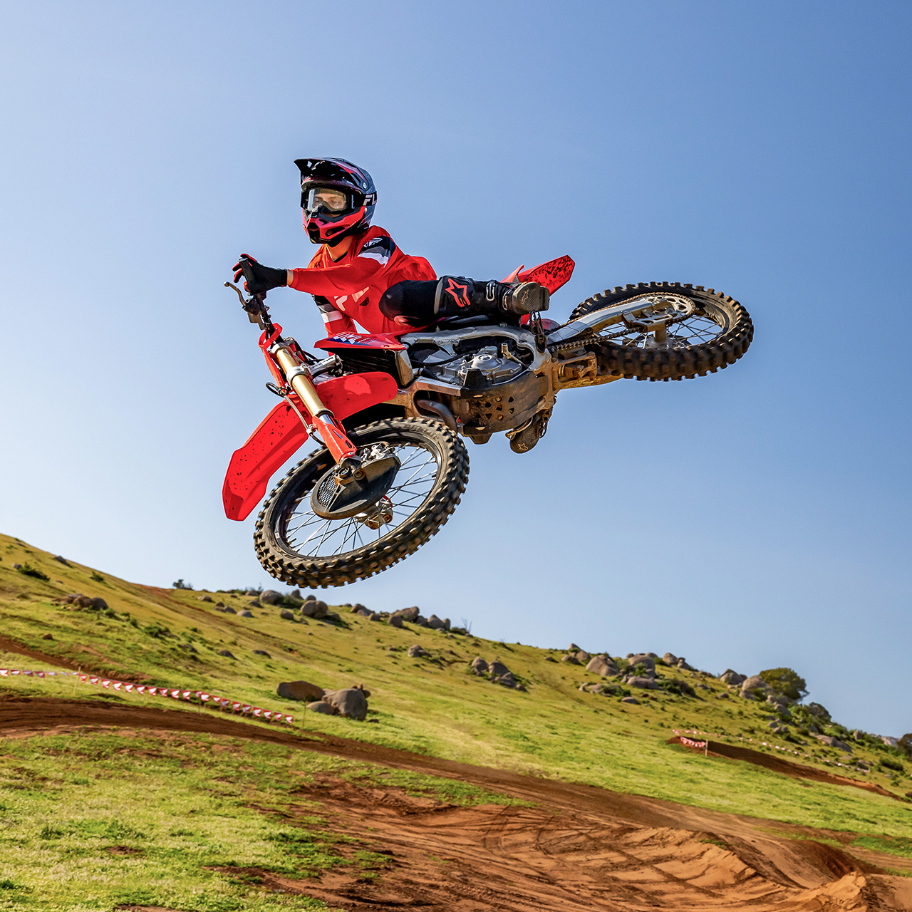 CRF450R auf der Strecke mit Motocross-Fahrer.