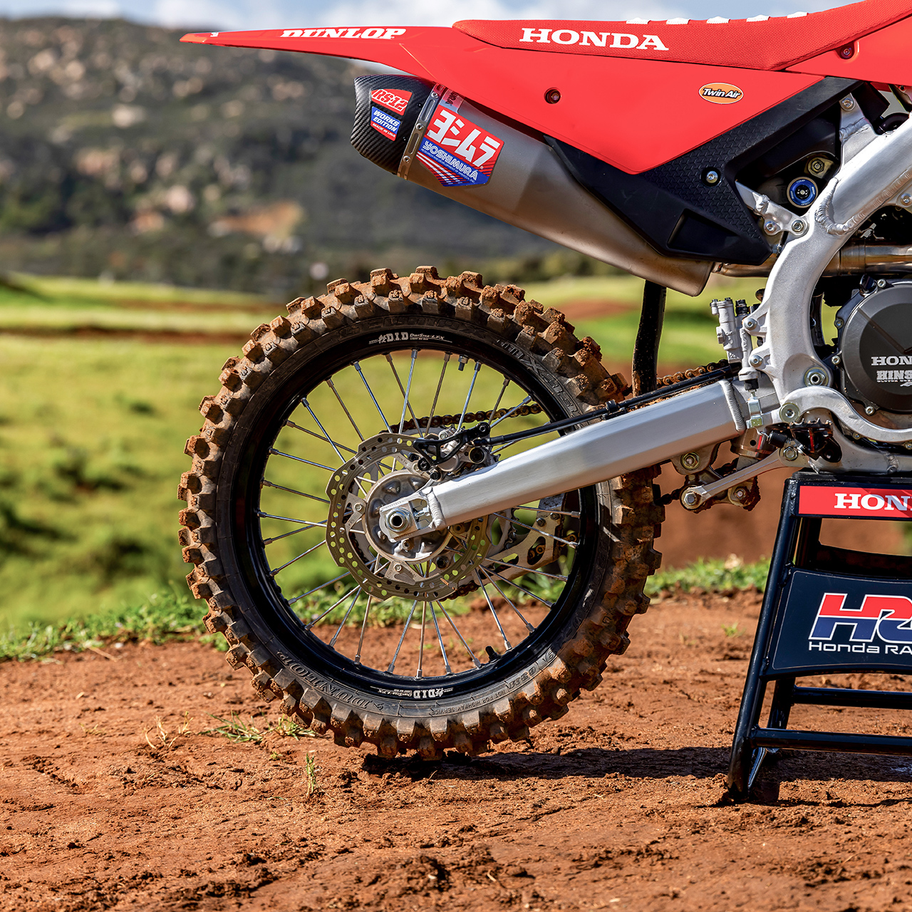 CRF450R auf der Strecke mit Motocross-Fahrer.