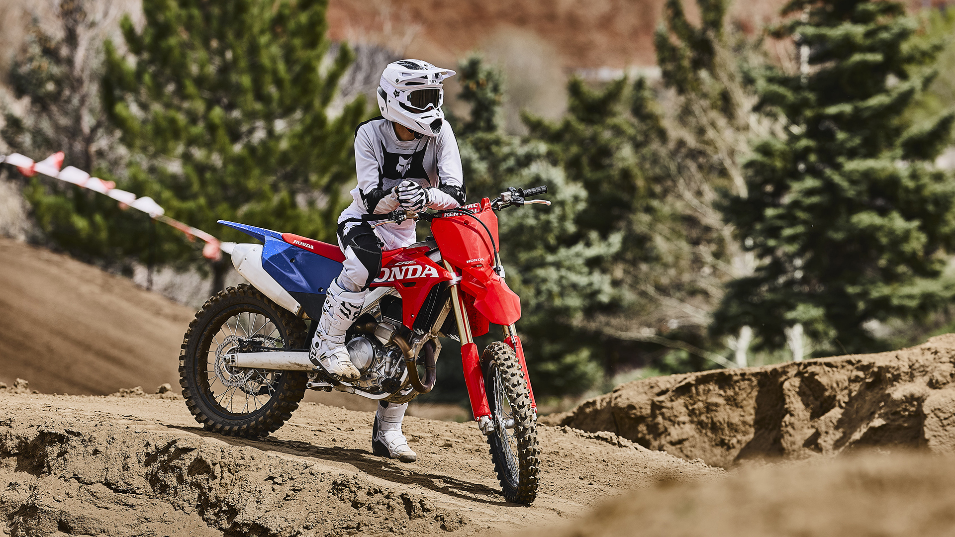 CRF450R auf der Strecke mit Motocross-Fahrer.