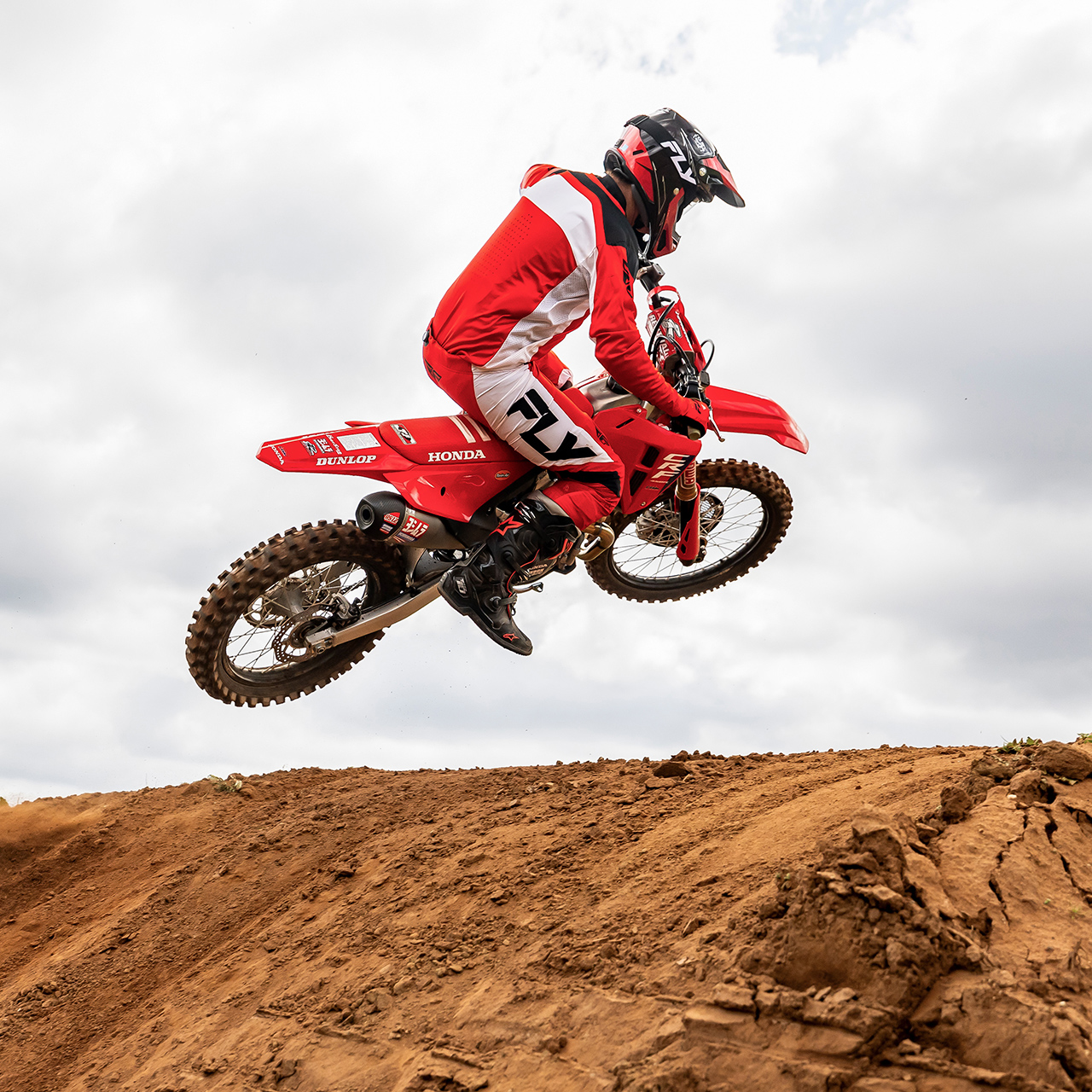 CRF450R auf der Strecke mit Motocross-Fahrer.