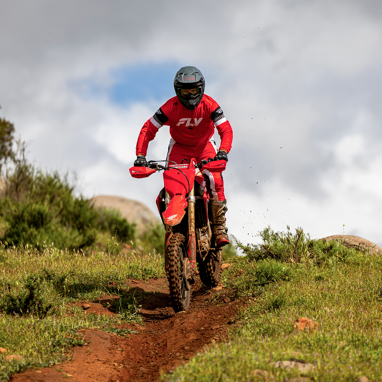 CRF450R auf der Strecke mit Motocross-Fahrer.