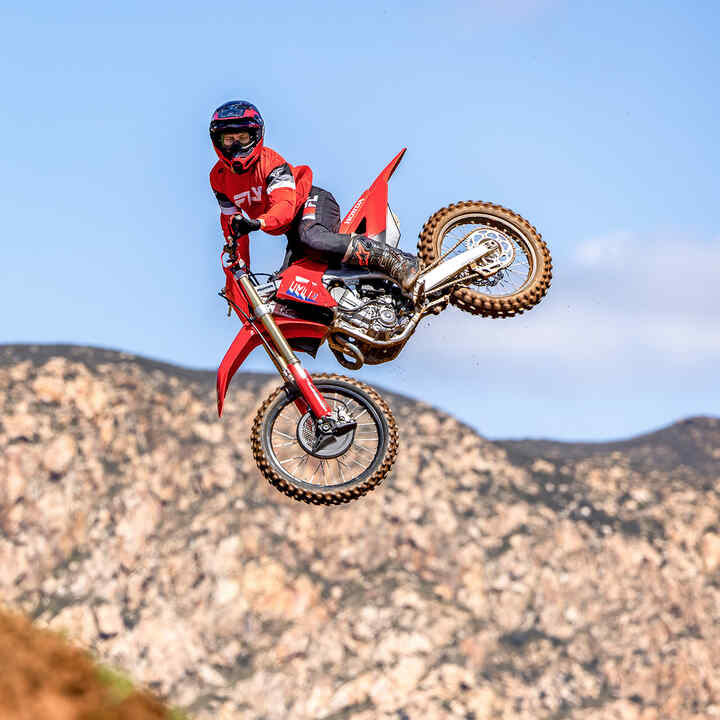 CRF450R auf der Strecke mit Motocross-Fahrer