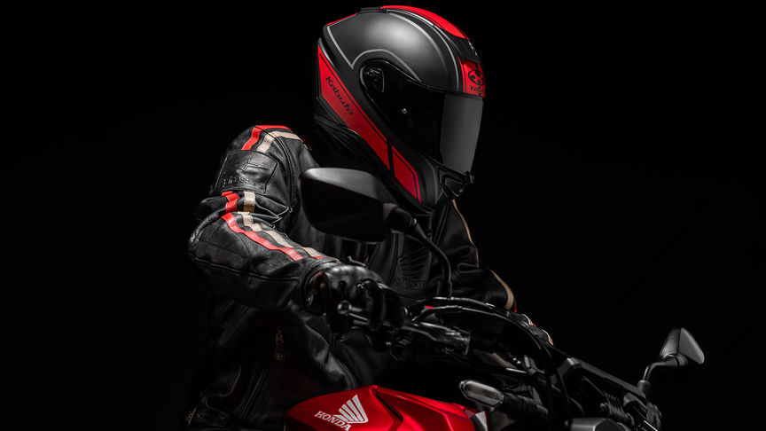 Helm Honda Kabuto, Aeroblade V – Smart – mattschwarz/rot, rechte Seite, auf dem Kopf eines Motorradfahrers