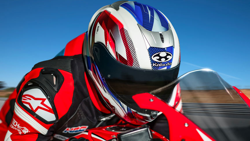 Helm Honda Kabuto, Aeroblade V – Go – überlagert, 3/4-Frontansicht rechts, Nahaufnahme vom Kopf eines Motorradfahrers