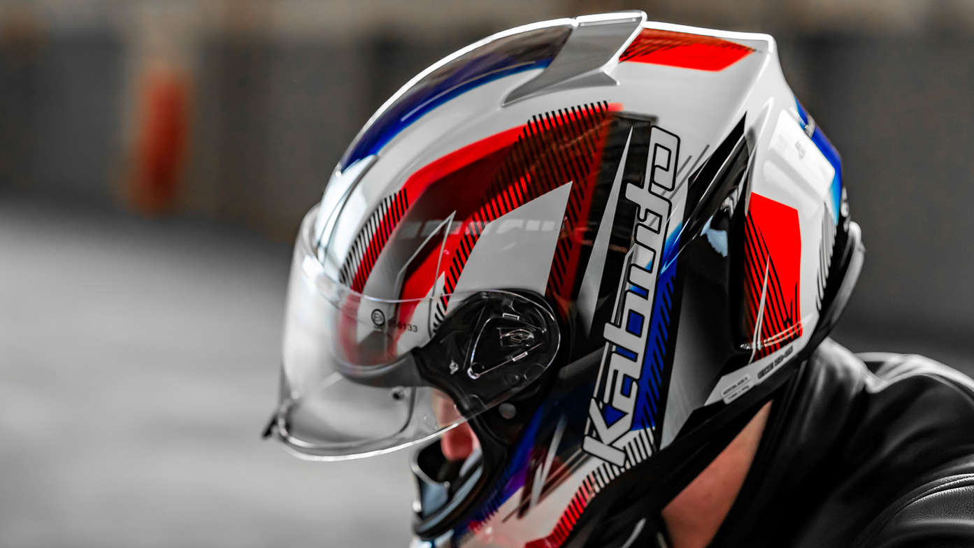 Helm Honda Kabuto, Aeroblade V – Go – weiß, blau und rot – CBR650, linke Seite, auf dem Kopf eines Motorradfahrers