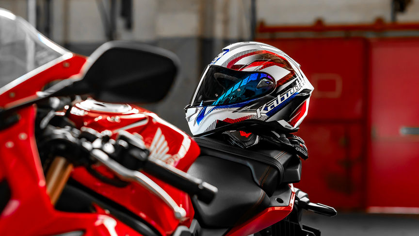 Helm Honda Kabuto, Aeroblade V – Go – weiß, blau, rot – CBR650, linke Seite, auf dem Tank eines Motorrads