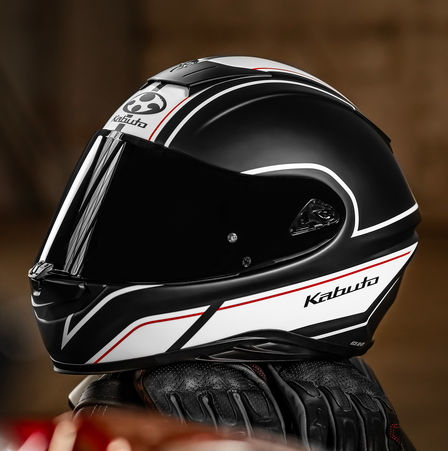 Helm Honda Kabuto, Aeroblade V – Smart – mattschwarz/weiß, linke Seite, auf einem Motorradsitz