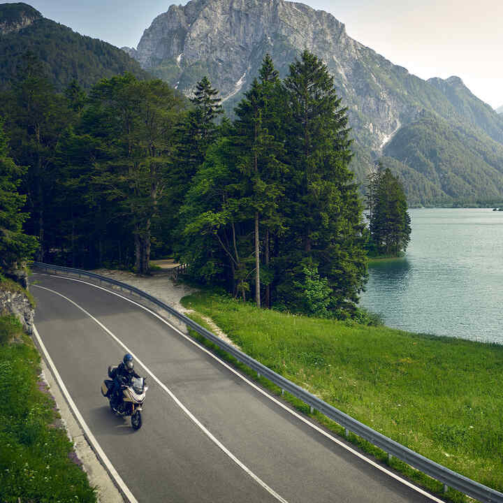 NT1100 2025, 3/4-Frontansicht auf Landstraße