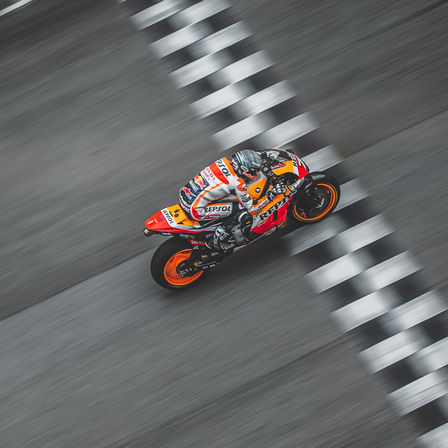 Honda MotoGP-Fahrer beim &Uuml;berfahren der Ziellinie.