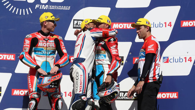 Honda EWC-Fahrer feiern einen Rennsieg.
