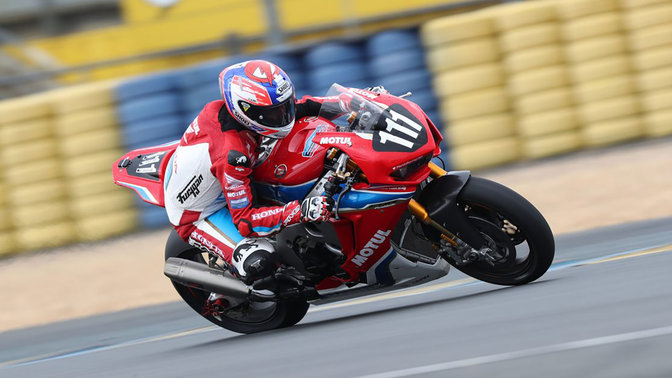 Dreiviertel-Vorderansicht der Honda Fireblade während eines EWC-Rennens.