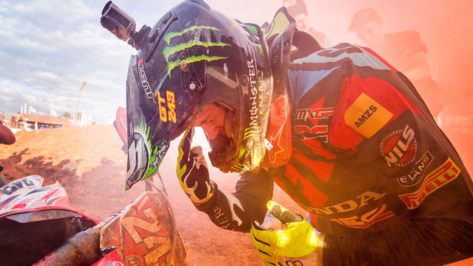 Honda MXGP-Fahrer nach dem Rennen in einem Sandsturm.