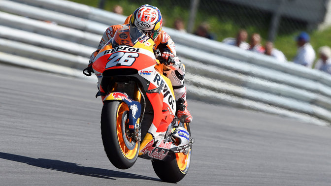 Dreiviertel-Frontansicht der Honda Fireblade in einem MotoGP-Rennen.