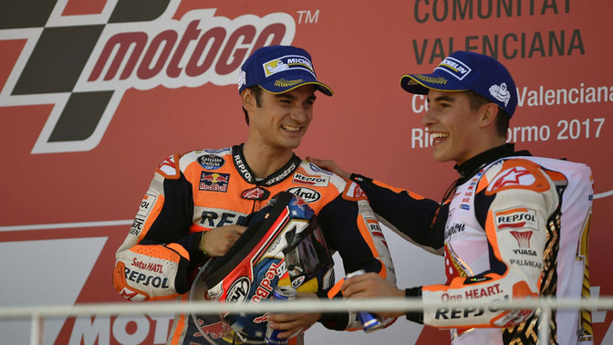 Zwei Honda MotoGP-Fahrer feiern den Rennsieg.