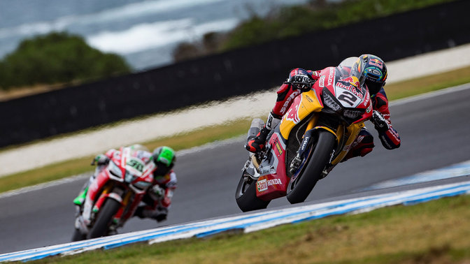 Dreiviertel-Vorderansicht eines Honda WSBK-Motorrads während des Rennens.