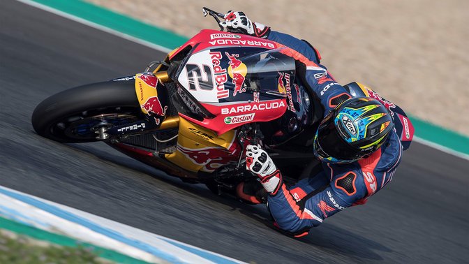 Dreiviertel-Frontansicht einer Honda Fireblade in einem WSBK-Rennen.