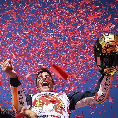 Nahaufnahme von Marquez, der gerade das Titelrennen gewonnen hat.