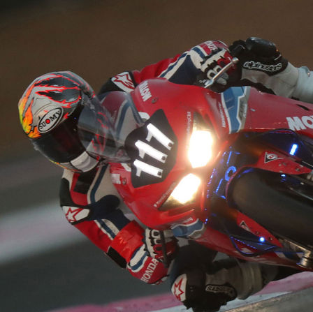 Nahaufnahme der Honda EWC auf der Rennstrecke.