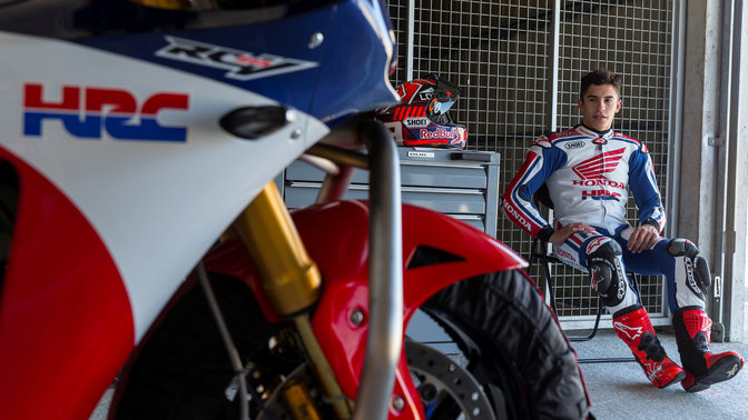 Die RC213V-S in der Seitenansicht, Nahaufnahme des Vorderrads mit Marc M&aacute;rquez