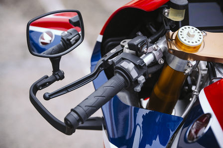 Die RC213V-S in der Seitenansicht, Nahaufnahme von R&uuml;ckspiegel und Lenker