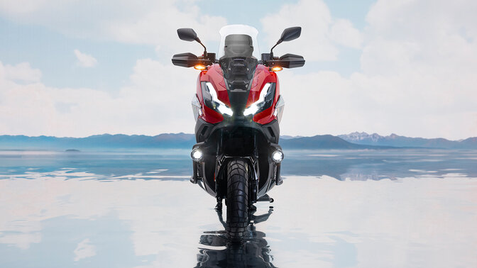 Honda ADV350 an der Küste, Frontansicht. 