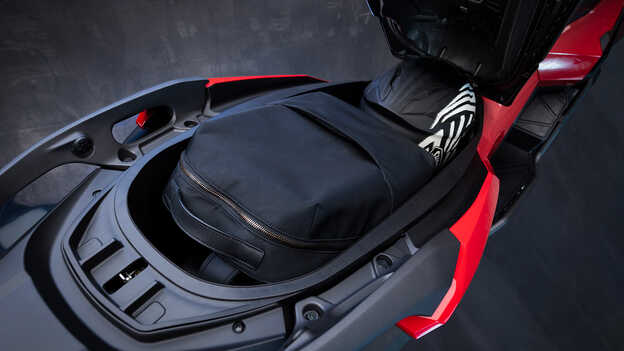 Stauraum des Honda ADV350, Nahaufnahme.