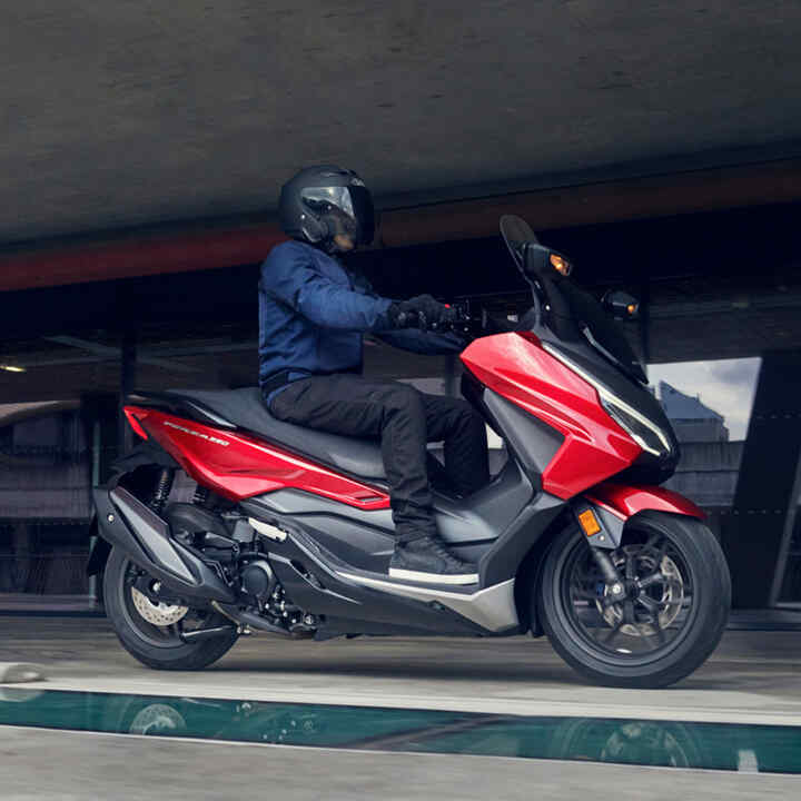 Forza 350 RHS, in Bewegung mit Fahrer