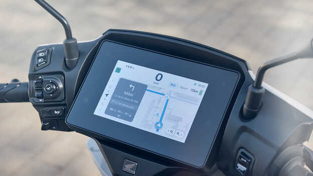 Nahaufnahme des großen 7-Zoll-TFT-Displays.