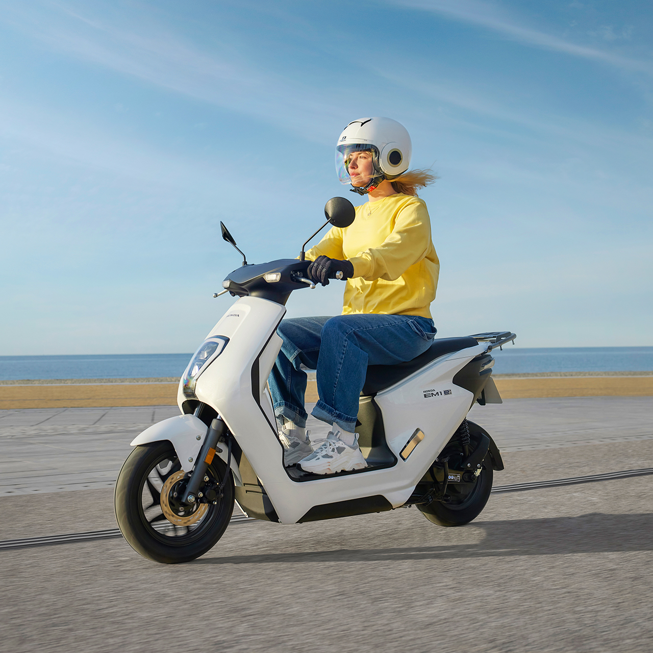 Honda EM1 e: models smiling man on the EM1 e: