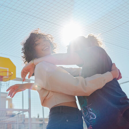 Zwei Models im Sonnenlicht auf dem EM1 e: beim Fotoshooting