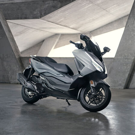 Stehender Honda Forza 125 an Location.
