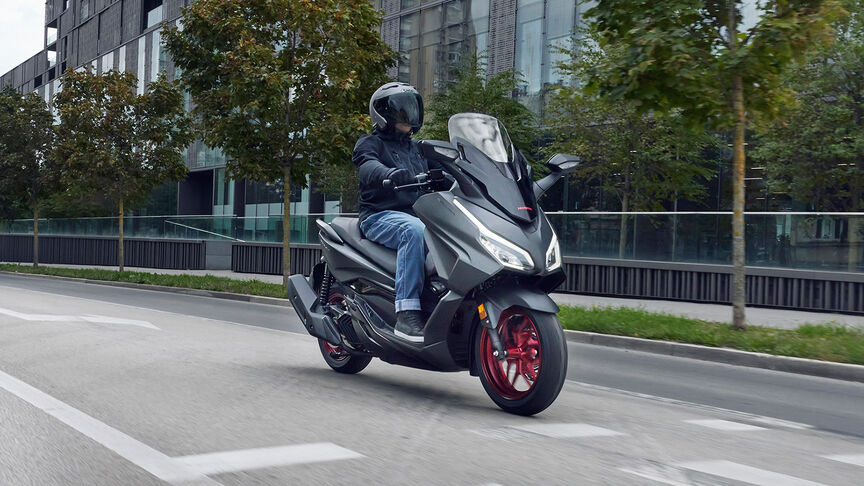 Honda Forza 125 auf der Straße.