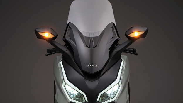 Honda Forza 125, LED-Leuchten und Windschild.