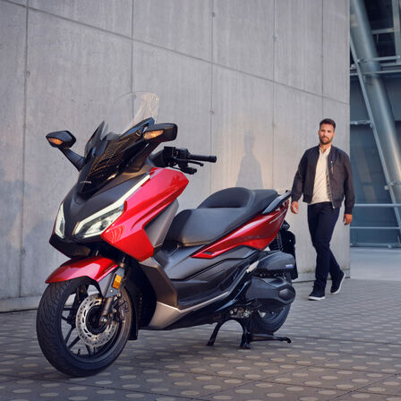 Honda Forza 350, auf Mittelständer mit Model